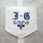 Tracht mit Initialen gestickt